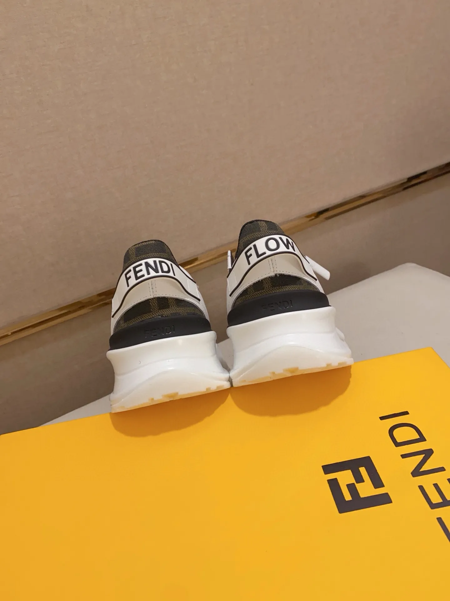 Men's shoes💰: 540💰(Higher version) [Fendi] Fendi's latest casual shoes for men! Available at counters simultaneously! A one-to-one replica of the original. Made entirely of imported top-grain calfskin, the interior is made of top-grain water-dyed cowhide, and the original factory-supplied rubber outsole. Leading new fashion concepts. Matching code: 38-44. 45 can be customized and non-returnable!
